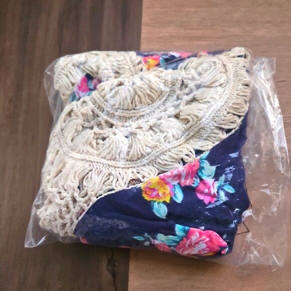 Love J Cream Floral Hippie Flowy Crochet Cover-Up Medium Preowned Good Condition - Picture 2 of 9